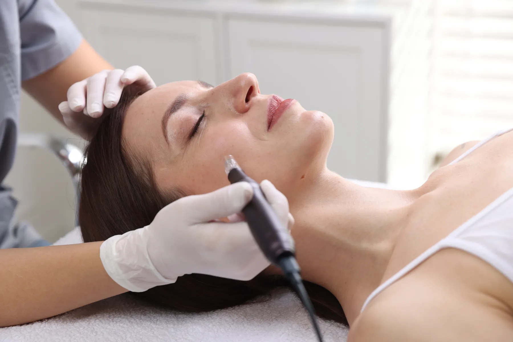 Nano needling device applied to the cheek